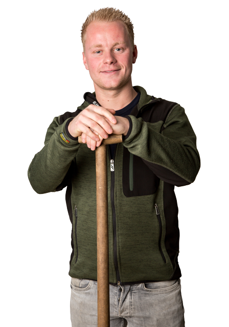 Nigel van De Kleine Tuinman, leunend op een spade