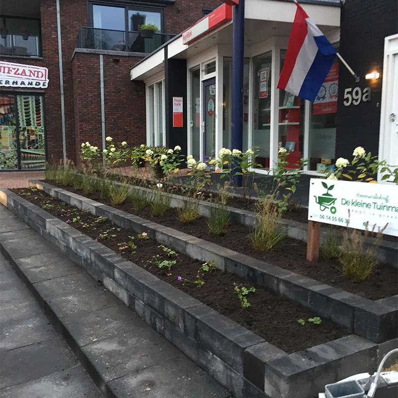 Verhoogde plantenbak en bestrating bij de Regiobank