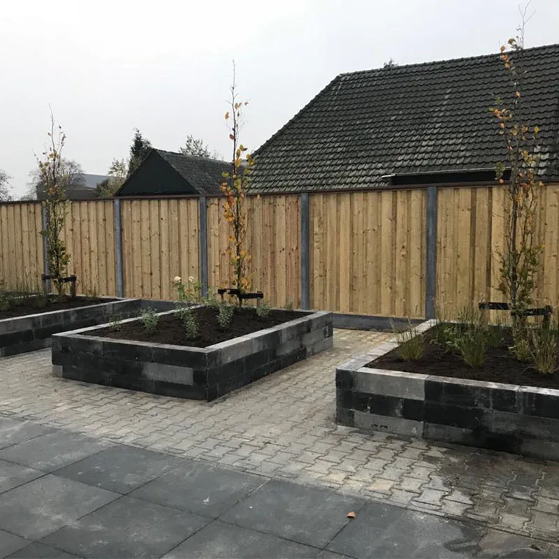 Aanleg van verhoogde bloembakken in een particuliere tuin