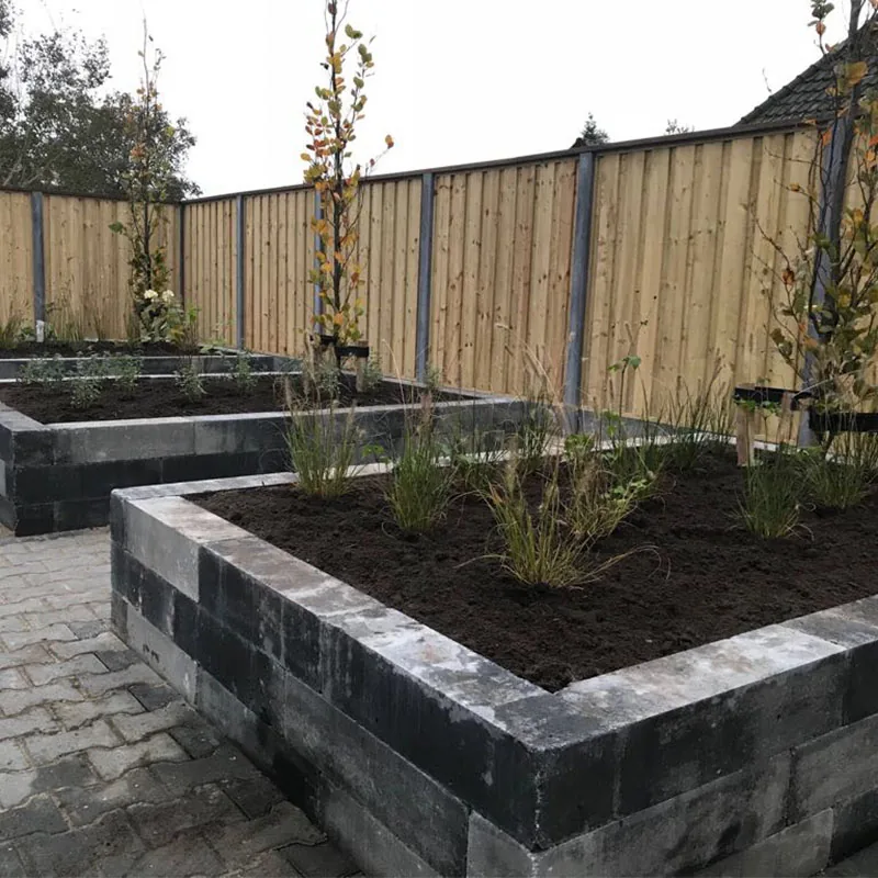 Aanleg van verhoogde bloembakken in een particuliere tuin