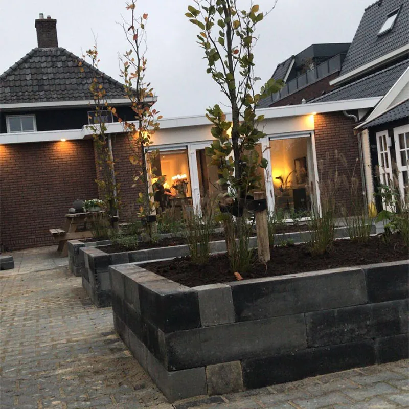 Aanleg van verhoogde bloembakken in een particuliere tuin