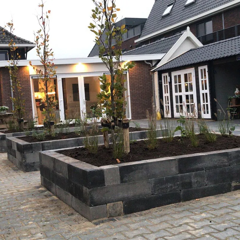 Aanleg van verhoogde bloembakken in een particuliere tuin