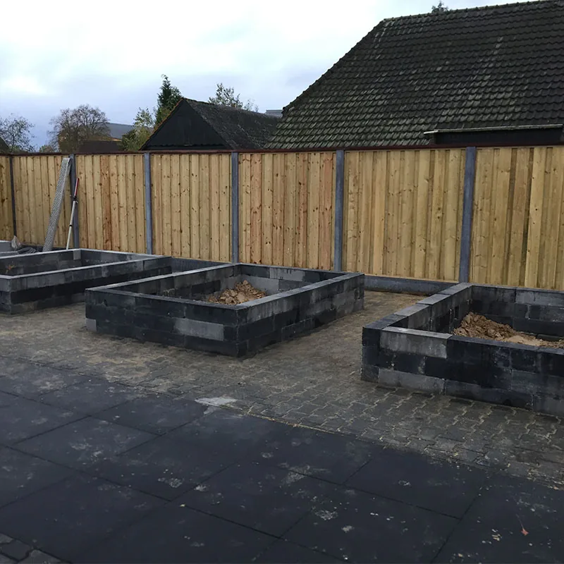 Aanleg van verhoogde bloembakken in een particuliere tuin