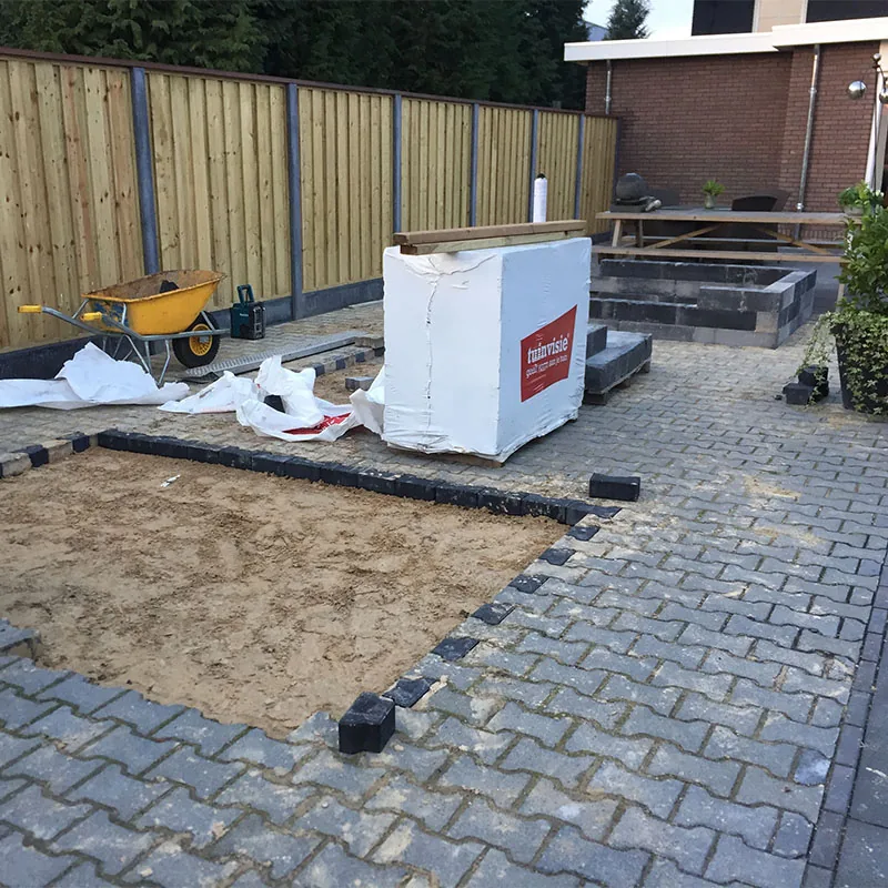 Aanleg van verhoogde bloembakken in een particuliere tuin