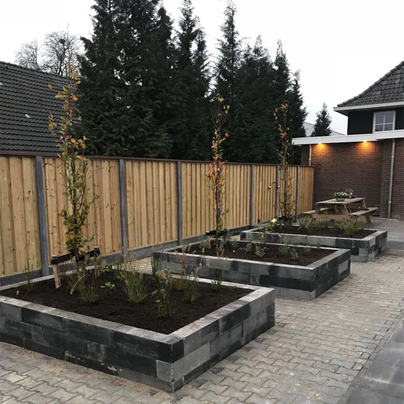 Aanleg van verhoogde bloembakken in een particuliere tuin