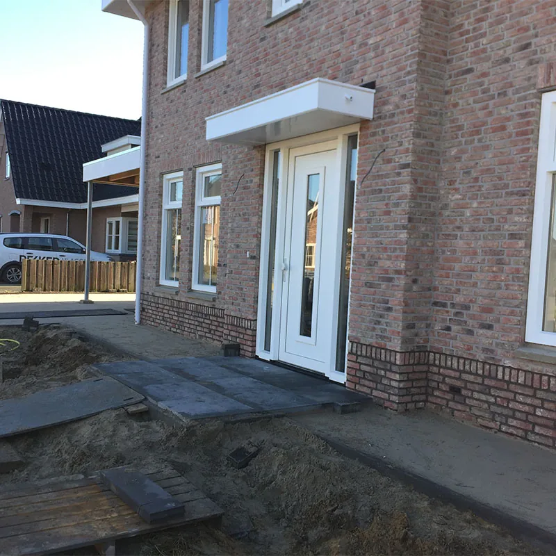 Aanleg van bestrating rondom een woning in Hardenberg