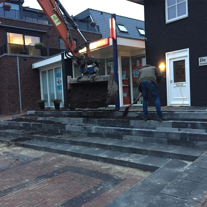 Verhoogde plantenbak en bestrating bij de Regiobank