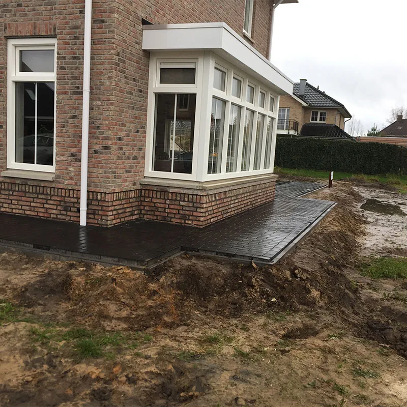 Aanleg van bestrating rondom een woning in Hardenberg