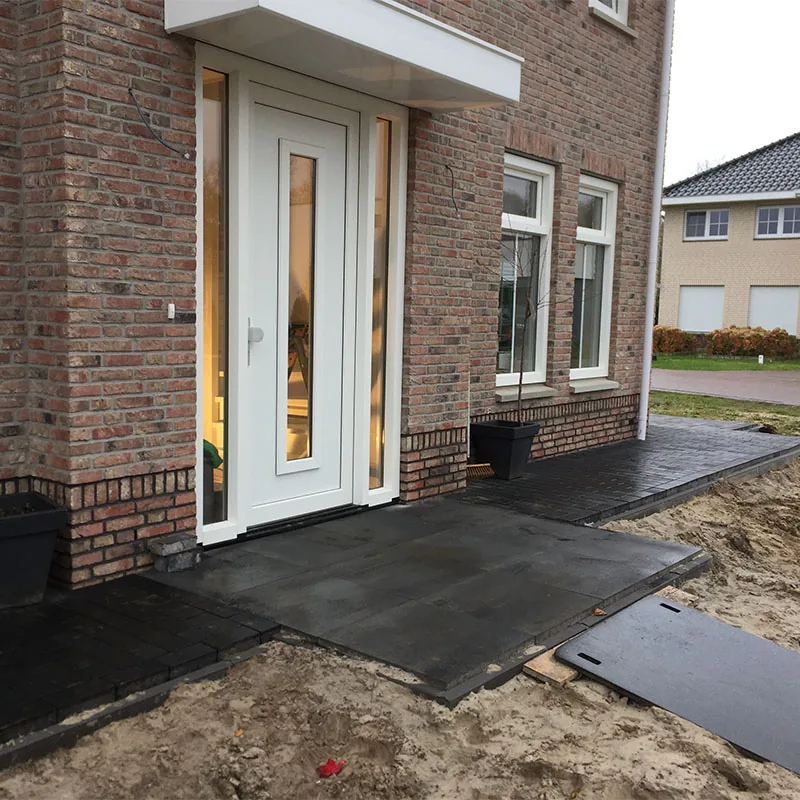 Aanleg van bestrating rondom een woning in Hardenberg
