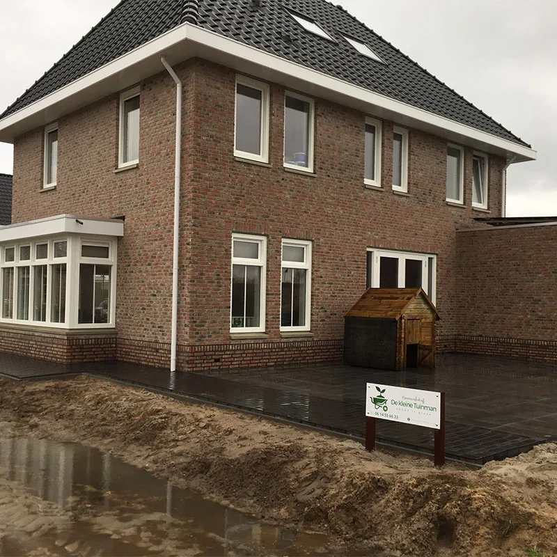 Aanleg van bestrating rondom een woning in Hardenberg