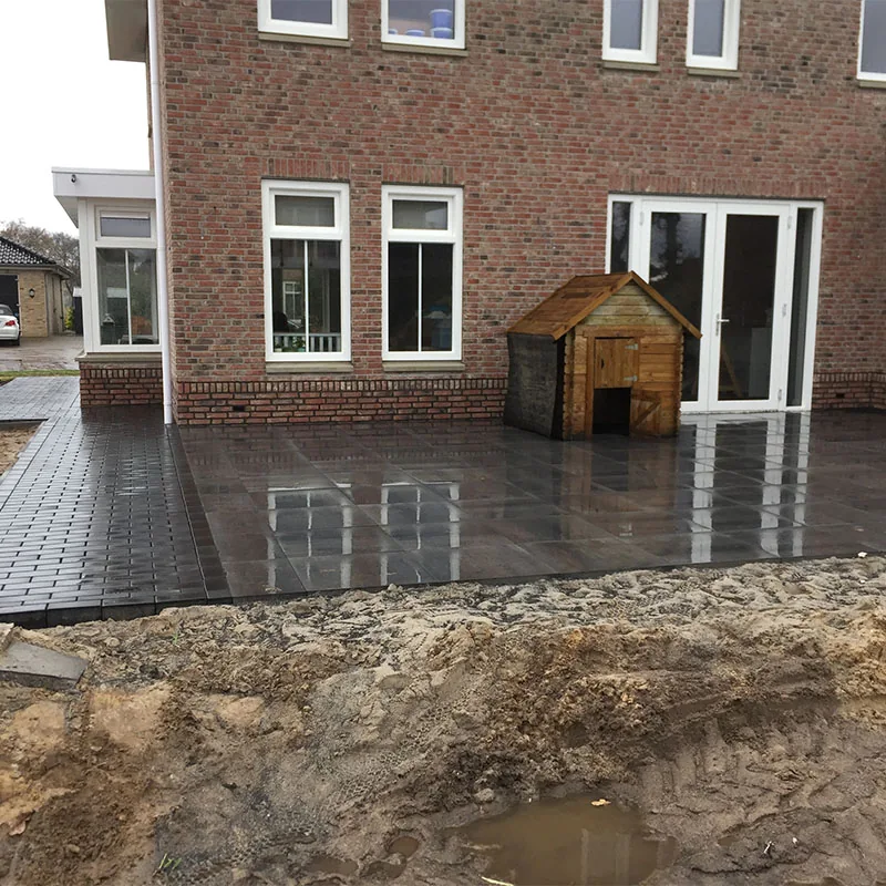 Aanleg van bestrating rondom een woning in Hardenberg