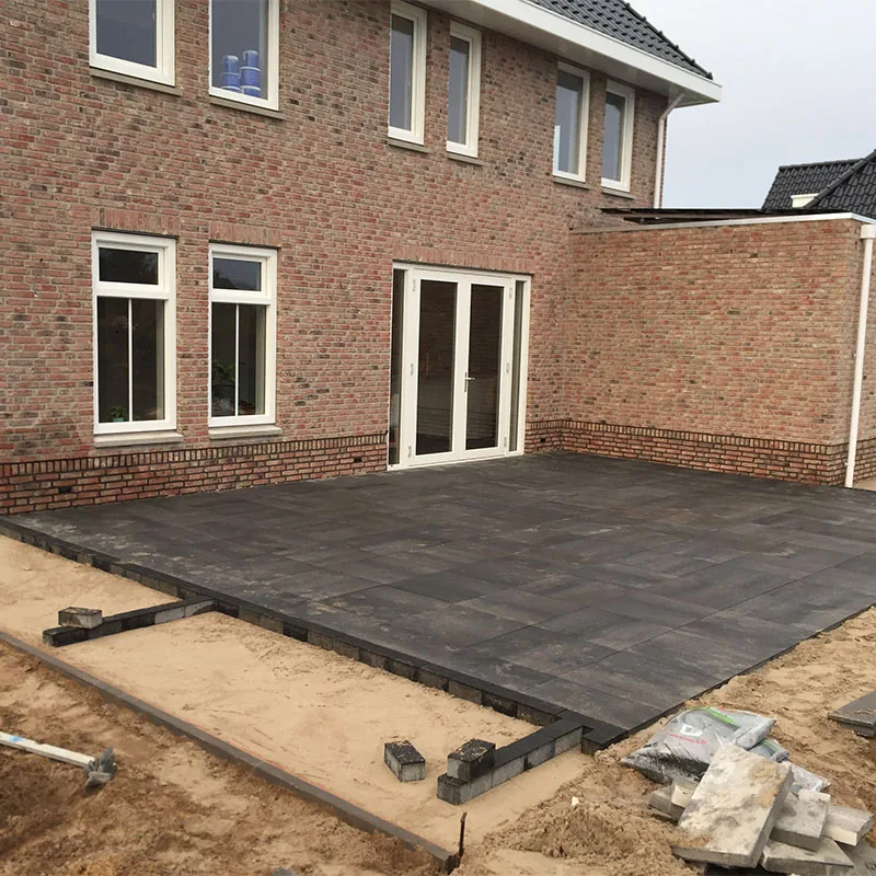 Aanleg van bestrating rondom een woning in Hardenberg