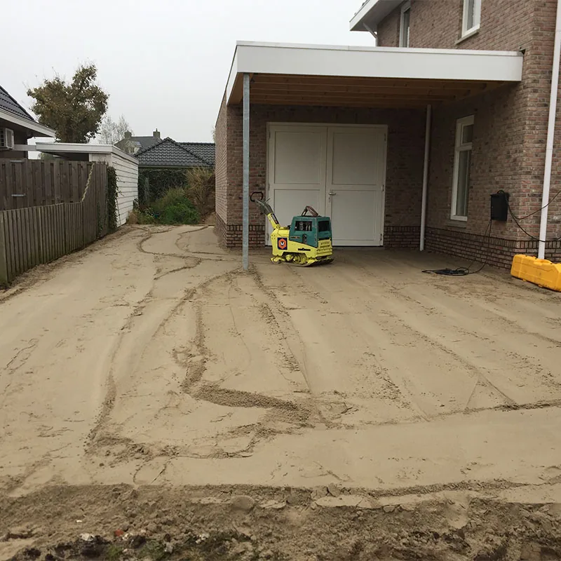 Aanleg van bestrating rondom een woning in Hardenberg