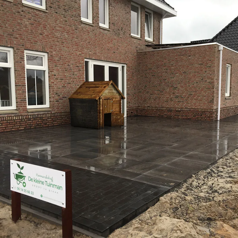 Aanleg van bestrating rondom een woning in Hardenberg