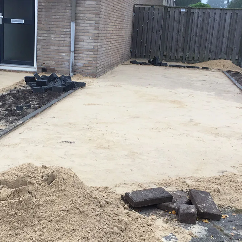 Aanleg van een oprit en plantenborder in Dedemsvaart