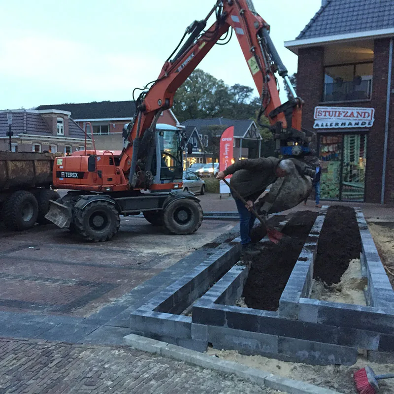 Verhoogde plantenbak en bestrating bij de Regiobank