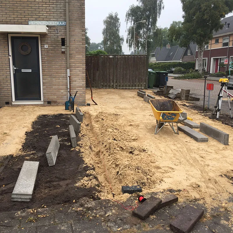 Aanleg van een oprit en plantenborder in Dedemsvaart