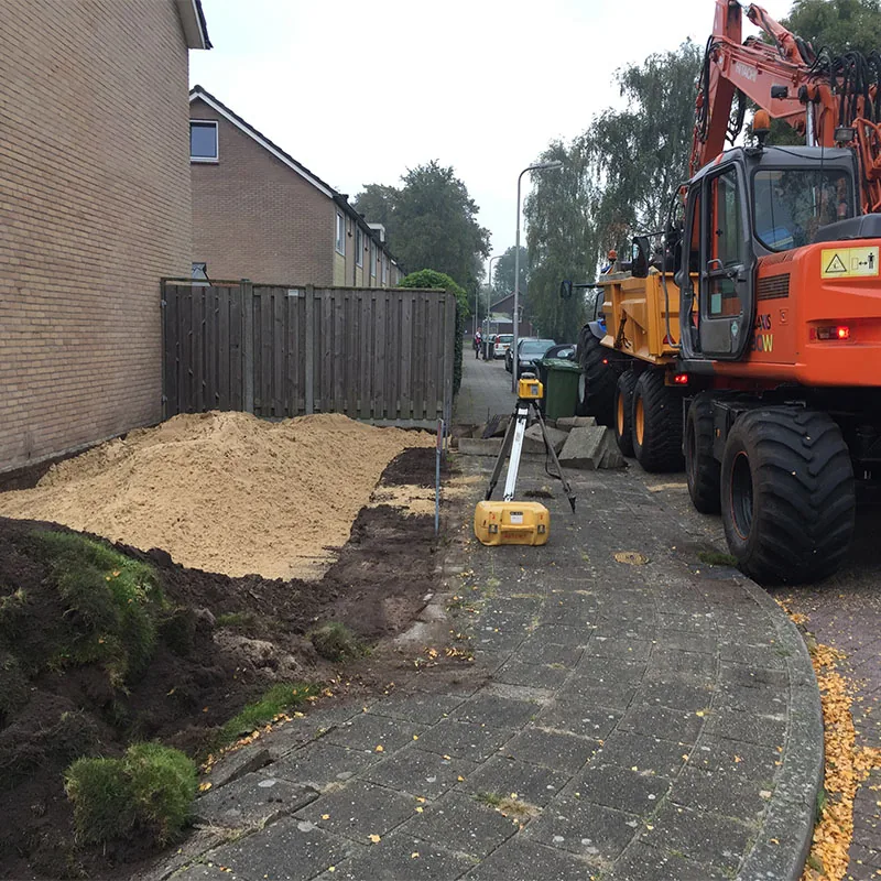Aanleg van een oprit en plantenborder in Dedemsvaart
