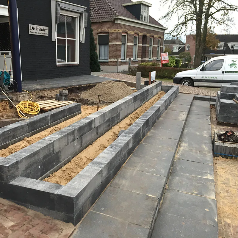 Verhoogde plantenbak en bestrating bij de Regiobank