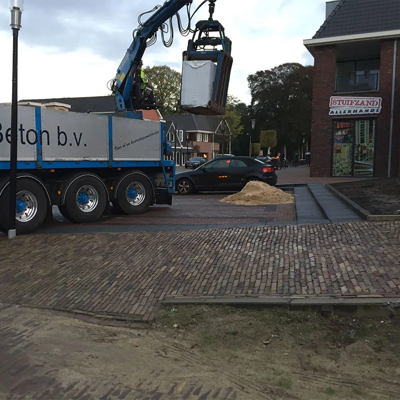 Verhoogde plantenbak en bestrating bij de Regiobank