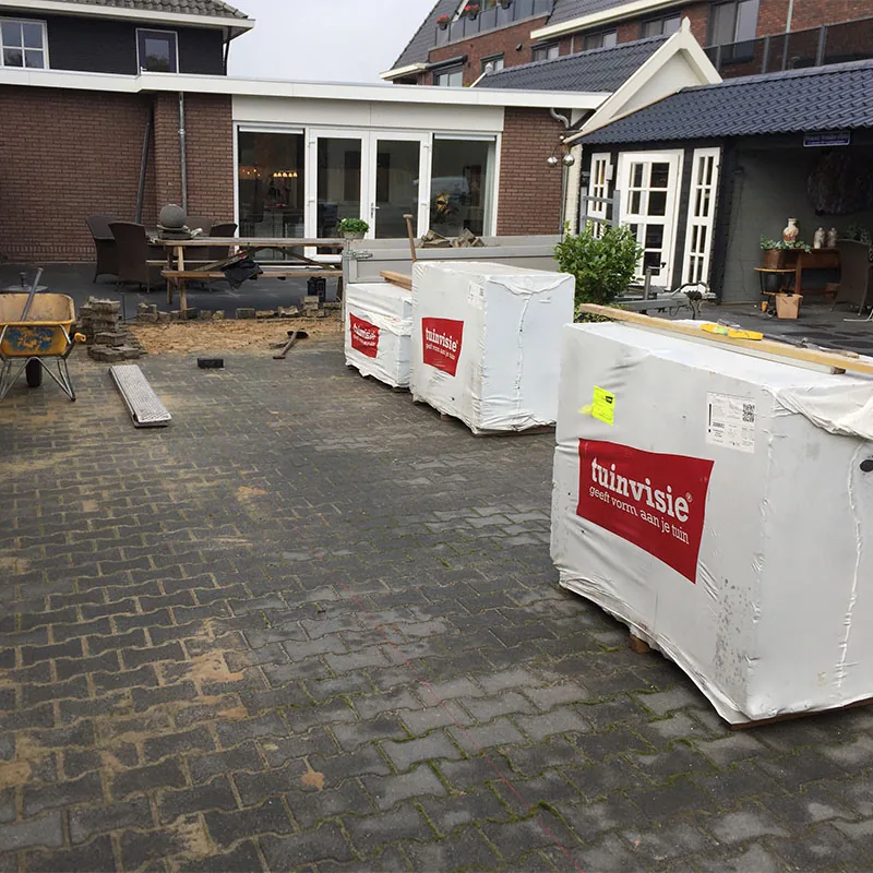 Aanleg van verhoogde bloembakken in een particuliere tuin